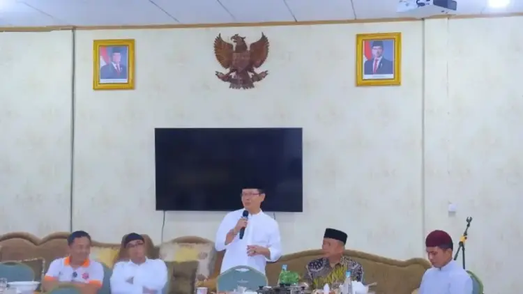 Wali Kota Payakumbuh Zulmaeta saat memberikan arahan kepada camat dan lurah terkait permasalahan persampahan selama lebaran. Antara/Akmal Saputra