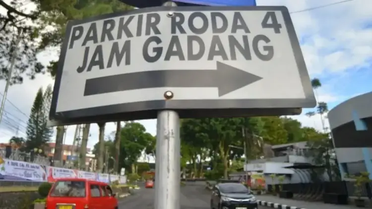 Rambu arah lokasi parkir di jalan utama Kota Bukittinggi, Sumatera Barat. Pemerintah daerah setempat menyiapkan 49 titik parkir selama libur lebaran. Antara/Al Fatah