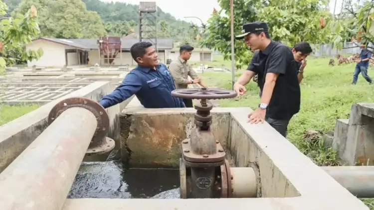 Wali Kota Sawahlunto Riyanda Putra berdialog dengan Direktur PDAM Julmardizon untuk mengawasi pasokan air bersih masyarakat pada momen Idul Fitri, beberapa waktu lalu. (Antarasumbar/HO-Tim Dokumentasi Wali Kota)