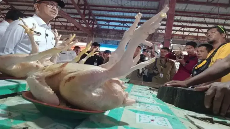 Bupati Solok Selatan Khairunas melakukan sidak ke pasar Padang Aro guna meninjau dan memastikan harga kebutuhan pokok masih stabil dan terjangkau oleh masyarakat, Rabu. (Antara)