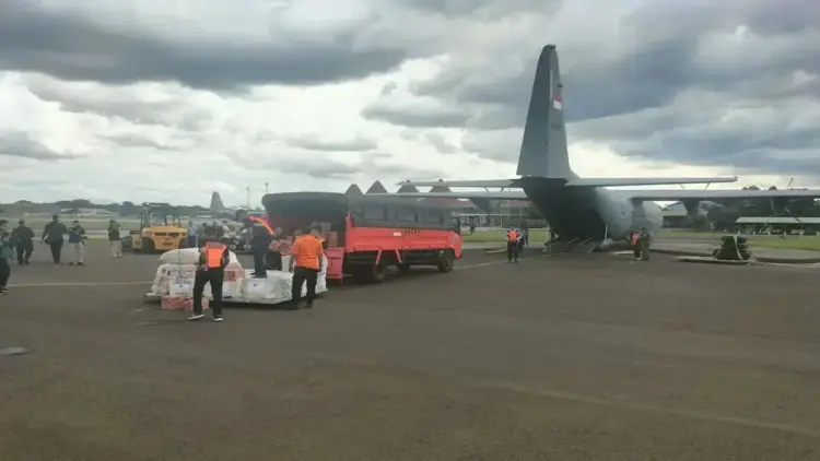 Kemenhan Kirim 12 Ton Bantuan Logistik untuk Korban Gempa Myanmar 1 Bantuan logistik dimasukan truk yang akan dikirim ke Myamnar menggunakan pesawat Hercules di Lanud Halim Perdanakusuma, Jakarta, Senin (31/3/2025) (ANTARA/Walda Marison)