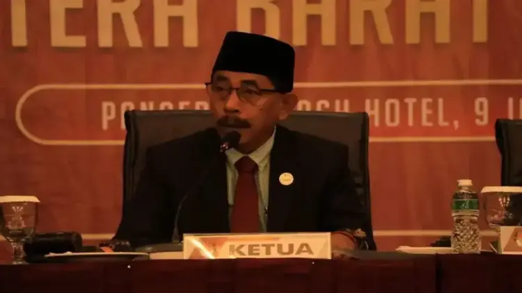 Ketua Komisi Pemilihan Umum (KPU) Provinsi Sumatera Barat (Sumbar) Surya Efitrimen memberikan keterangan di Kota Padang. ANTARA/Muhammad Zulfikar.