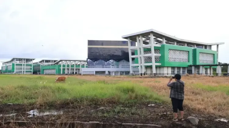 Embarkasi Haji Padang Siapkan Keberangkatan Kloter Pertama ke Tanah Suci 3 Mei 2025 1 Seorang warga mengabadikan momen Embarkasi Haji Padang yang terletak di Kabupaten Padang Pariaman, Sumatera Barat. Untuk musim haji 1446 Hijriah Kemenag masih memfungsikan Embarkasi Haji Padang yang berada di Tabiang, Kota Padang. (ANTARA/Muhammad Zulfikar)