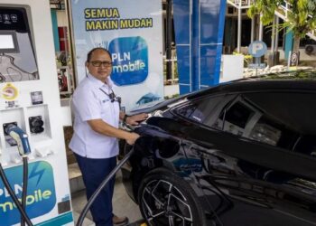 General Manager PLN UID Sumbar Ajrun Karim melakukan pengisian daya kendaraan listrik di SPKLU di Padang, Senin (10/3/20250. (ANTARA/Muhammad Zulfikar)