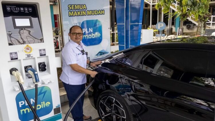Transaksi di SPKLU Naik Hampir Lima Kali saat Lebaran 1 General Manager PLN UID Sumbar Ajrun Karim melakukan pengisian daya kendaraan listrik di SPKLU di Padang, Senin (10/3/20250. (ANTARA/Muhammad Zulfikar)