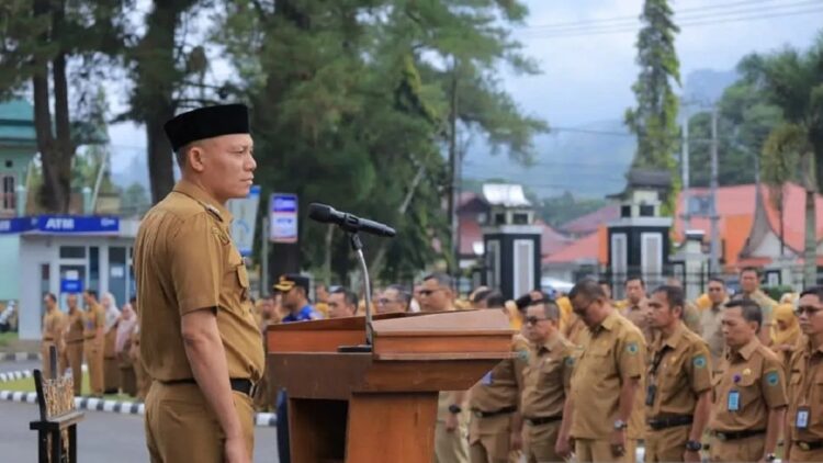 Pemerintah Pasaman Imbau Masyarakat Jaga Ketertiban dan Ketentraman Selama Ramadhan 2025 1 Bupati Pasaman Sabar AS di halaman Kantor Bupati setempat, Senin (3/3/2025).ANTARA/Heri Sumarno