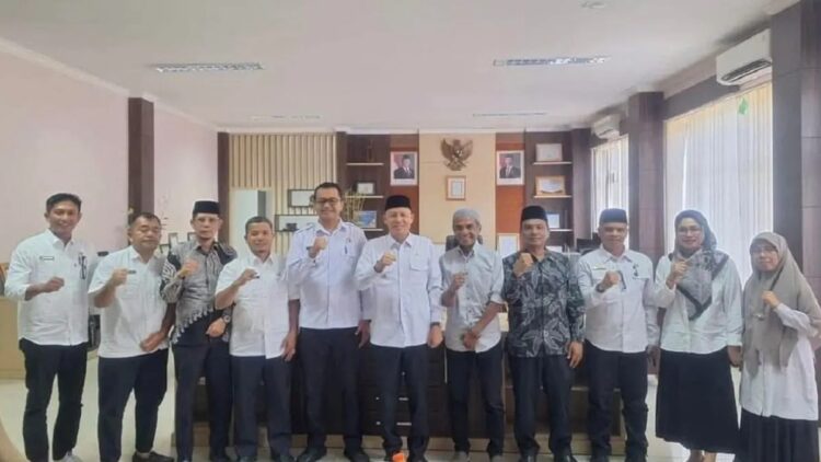 Bupati Pasaman Sabar AS bersama jajaran pengurus Badan Pengelola Masjid Raya Syuhada Tuanku Imam Bonjol, Kecamatan Bonjol yang berlokasi di kawasan Wisata Equator Bonjol.ANTARA/Heri Sumarno