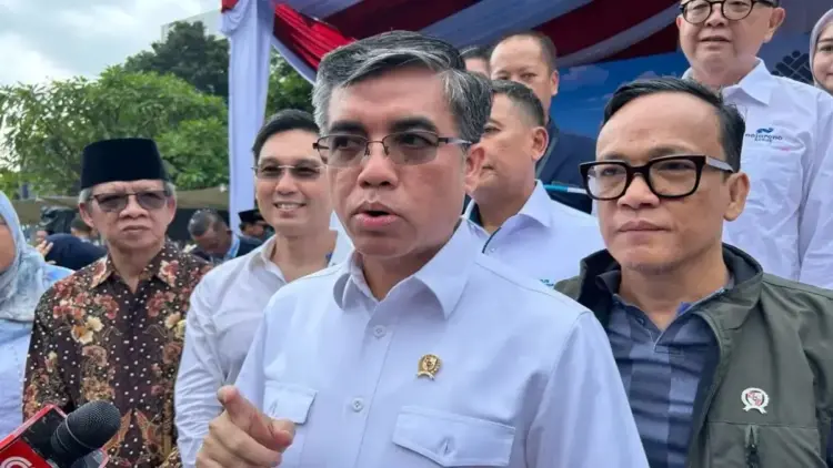 Menaker Yassierli Tegaskan Program Mudik Gratis Kemnaker Bukan Gratifikasi 1 Menteri Ketenagakerjaan (Menaker) Yassierli usai melepas program mudik gratis di kantor Kementerian Ketenagakerjaan, Jakarta, Kamis (27/3/2025). (ANTARA/Maria Cicilia Galuh)