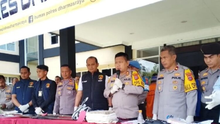 Kapolres AKBP Bagus Ikhwan (tiga kanan), Kasat Reskrim Iptu Evi Hendri Susanto (lima kiri) saat memberikan keterangan dalam pers pengungkapan kasus di wilayah Hukum Polres Dharmasraya, Rabu (5/3/2025). Antara/Ilka Jensen