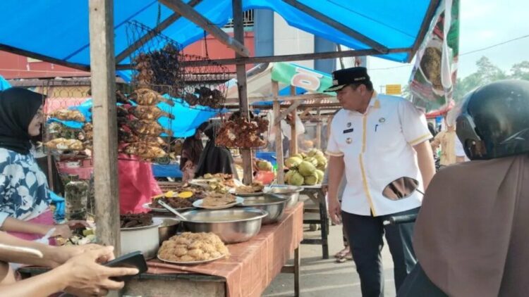 Wali Kota Pariaman, Sumbar Yota Balad meninjau salah satu kios di pasar pabukoan di Pasar Kurai Taji saat sidak bersama BPOM di Padang, Senin. ANTARA/Aadiaat M. S.