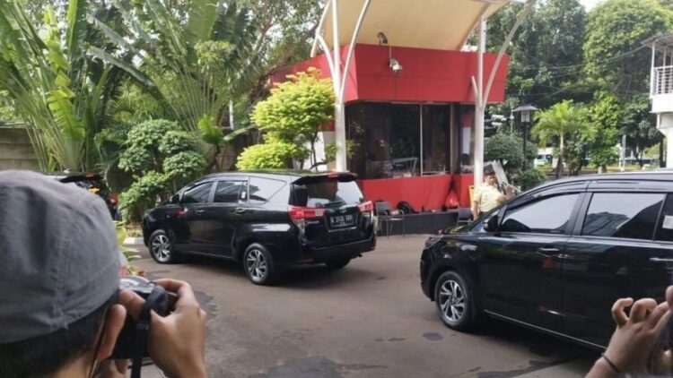 Sejumlah mobil yang ditumpangi pejabat yang terkena OTT tiba di Gedung Merah Putih KPK, Jakarta, Minggu (16/3/2025). (ANTARA/Bagus Ahmad Rizaldi)