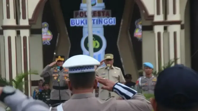 Apel Gelar Pasukan Operasi Ketupat Singgalang 2025 dipimpin langsung Kapolresta dan Wali Kota Bukittinggi. Antara/Al Fatah