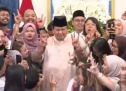 Prabowo Ikuti Tren “Velocity” dan Tampilkan Gaya Silat saat Gelar Griya di Istana Merdeka