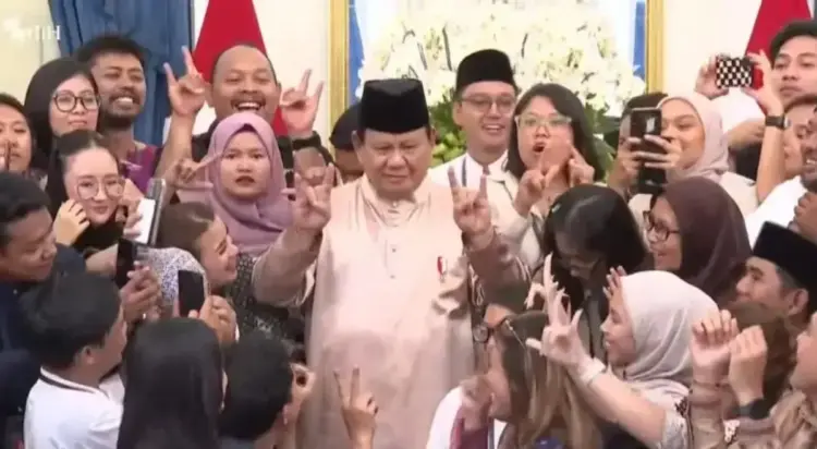 Presiden RI Prabowo Subianto tampak mempelajari tren "velocity" bersama para wartawan Istana Kepresidenan saat acara gelar griya atau open house di Istana Merdeka, Jakarta, Senin (31/3/2025). ANTARA/Mentari Dwi Gayati