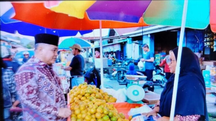 Bupati Agam Pastikan Harga Pokok Stabil dan Pasokan Aman Jelang Ramadhan 1 Bupati Agam Benni Warlis sedang memantau harga kebutuhan di Pasar Selasa Kecamatan Kamang Magek. Dok HO/Humas Pemkab Agam