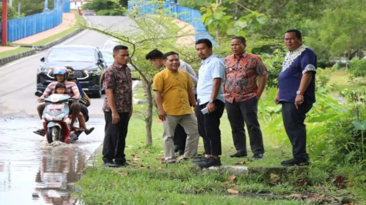 Wali Kota Pariaman Sumbar Yota Balad (kanan) dan Wakil Wali Kota Pariaman Mulyadi (dua kanan) meninjau lokasi jalan pendukung pariwisata yang rusak pada Kamis (13/3). Antara/HO-Diskominfo Pariaman