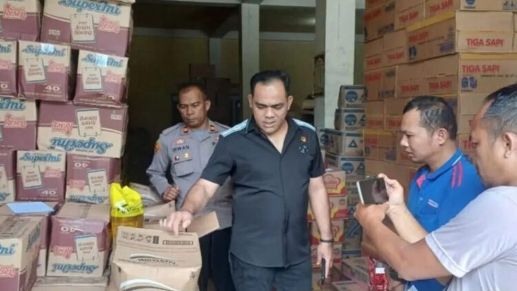 Kasat Reskrim Polres Pasaman AKP Fion Joni Hayes bersama Unit II Tipidter serta Dinas Perdagangan Koperasi dan UKM Pemkab Pasaman menyisir pusat grosir PT Indo Marco dan PT NCD di Bypass Lubuk Sikaping, Senin (17/3/2025).ANTARA/Heri Sumarno