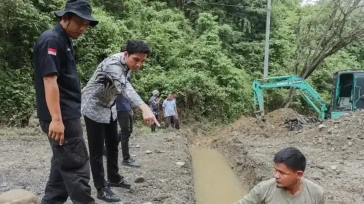 Wali Kota Sawahlunto Riyanda Putra memberi arahan kepada sejumlah pekerjaan perbaikan ruas jalan Kandi, saat monitoring lapangan, beberapa waktu lalu. (Antarasumbar/Yudha Ahada)