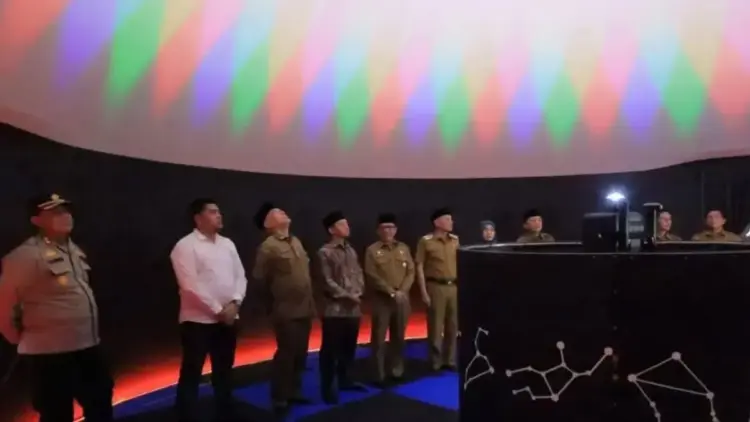 Pemkab Pasaman Resmikan Planetarium Equator Bonjol, Rayakan Titik Kulminasi Matahari 1 Pemerintah Kabupaten Pasaman meresmikan Planetarium Equator Bonjol di taman wisata equator Bonjol, Senin. (Antara)