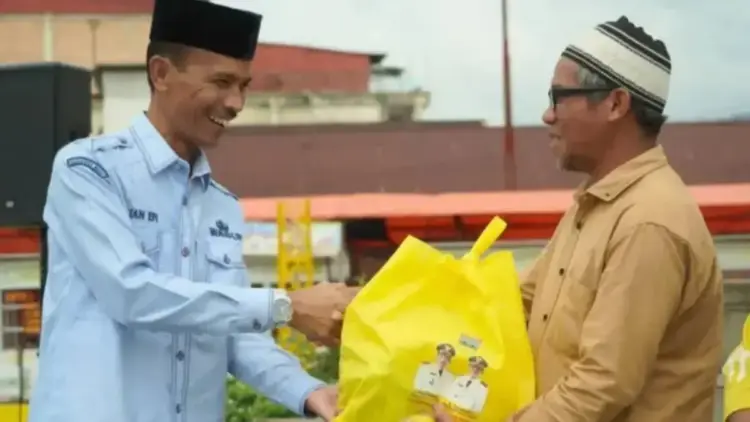 Wakil Bupati Solok Selatan Yulian Efi mendiskusikan paket sembako murah kepada masyarakat penerima manfaat di Ruang Terbuka Hijau Muaralabuh, Selasa.