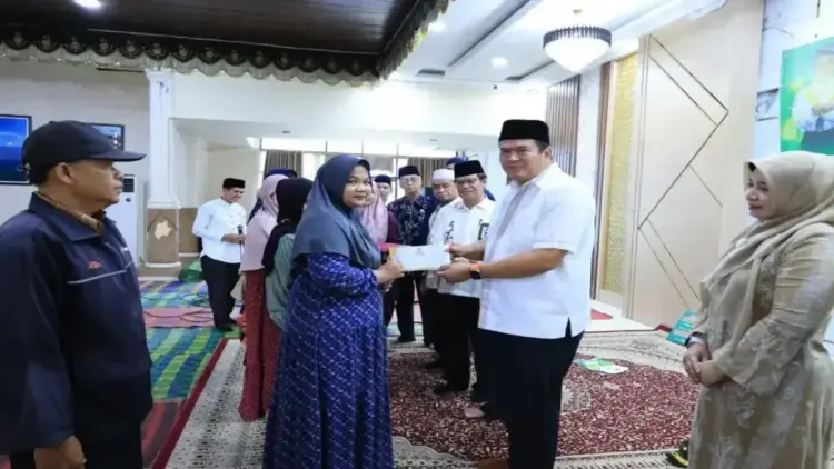 1.055 Mustahiq di Pariaman Terima Zakat dari Baznas 1 Wali Kota Pariaman Sumbar Yota Balad (kanan) secara simbolis menyalurkan zakat yang dikumpulkan oleh Basnas setempat kepada muzaki. Antara/HO-Diskominfo Pariaman