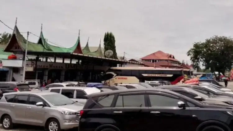 Arus Mudik di Dharmasraya masih Lancar, Polres Siapkan Strategi Pengamanan 1 Sejumlah kendaraan pemudik di Rumah Makan Umega, Gunung Medan Kabupaten Dharmasraya, Sumbar, Sabtu (29/3). Antara/Ilka Jensen