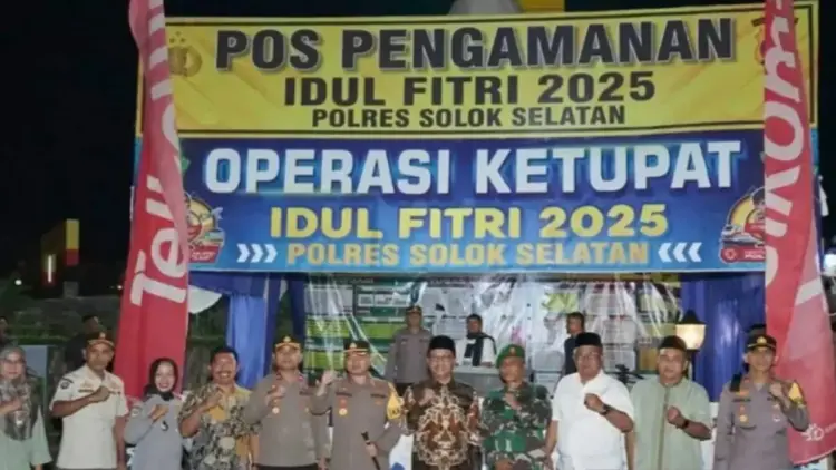 Bupati Solok Selatan Khairunas bersama Kapolres Solok Selatan AKBP Faisal Perdana foto bersama petugas pos pengamanan mudik saat melakukan tinjauan Minggu malam. (Antara)