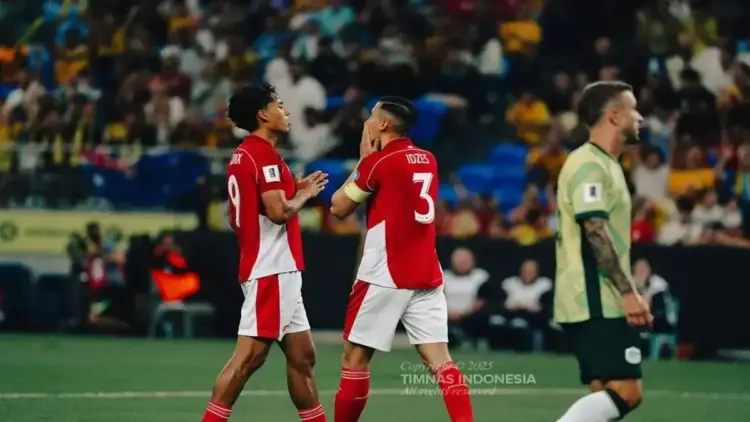 Dua pemain timnas Indonesia Rafael Struick (kiri) dan Jay Idzes (kanan) saat tampil melawan timnas Australia dalam laga ketujuh kualifikasi Piala Dunia 2026 Grup C di Stadion Sepak Bola Sydney, Kamis (20/3/2025). Laga ini dimenangkan Australia dengan skor 5-1. (ANTARA/HO-PSSI)