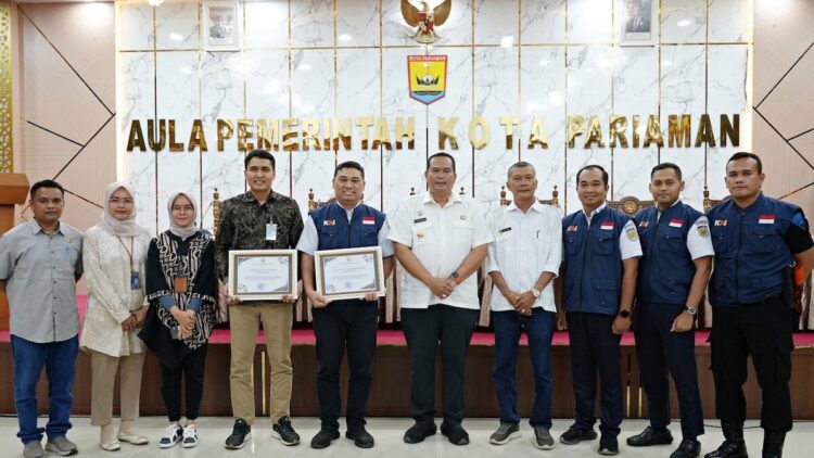 Kontribusi dalam Pengelolaan Sampah, KAI Divre II Sumbar Terima Piagam Penghargaan dari Pemko Pariaman 1 KAI Divre II Sumbar terima penghargaan dari Pemko Pariaman. (dok. Humas KAI)