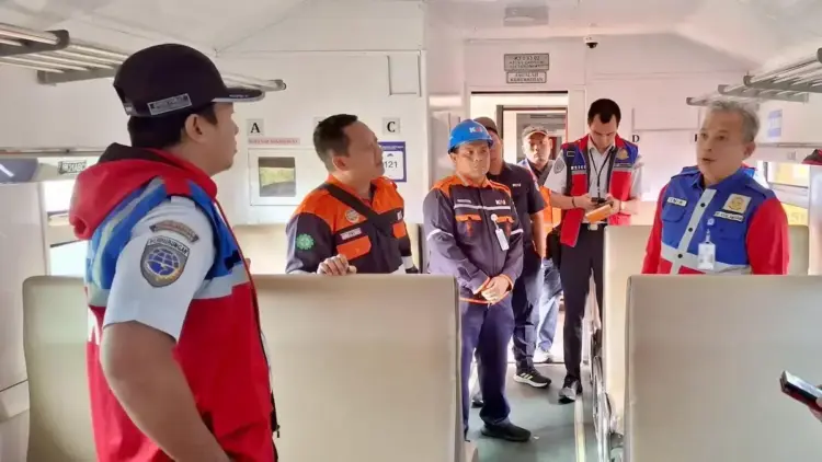 Kepala KAI Divre II Sumbar Cek 12 Unit Baru di Depo Kereta Padang 1 Kepala KAI Divre II Sumbar cek kereta baru. (dok. Humas KAI)