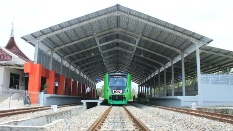 Komisaris dan Direksi PT KAI Resmi Berganti, Lanjutkan Estafet Transformasi Perusahaan 1 Kereta Api menuju Bandara Internasional Minangkabau (BIM) di Stasiun. (dok. Humas KAI)