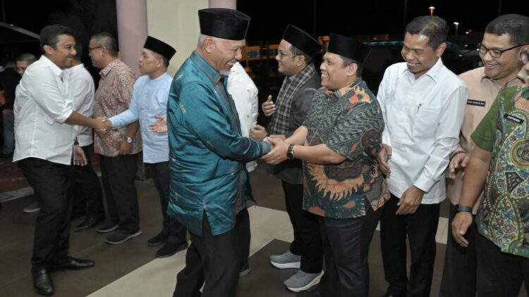 Mahyeldi disambut OPD Pemprov Sumbar sepulangnya dari retret Kepala Daerah. (dok. adpsb)