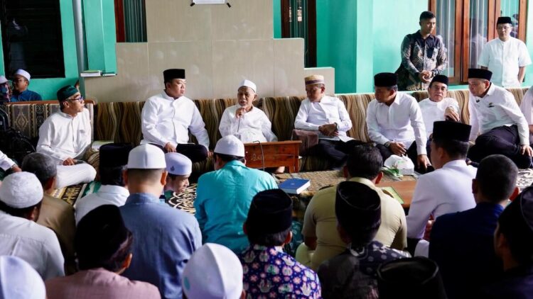Muhammadiyah dan NU Apresiasi Langkah Kementerian ATR/BPN Percepat Sertifikasi Tanah Wakaf Milik Umat 1 Menteri Nusron bersama warga NU dan Muhammadiyah saat penyerahan sertipikat tanah wakaf di Yogyakarta. (dok. ATR/BPN)
