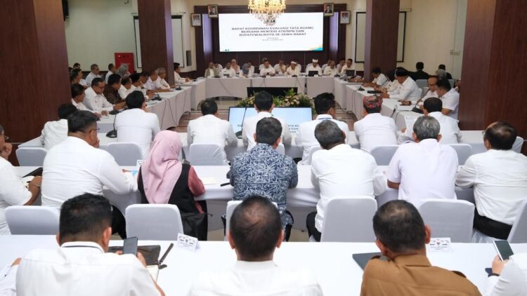 Evaluasi Tata Ruang di Jawa Barat, Menteri Nusron Akan Terbitkan Sertipikat HPL di Sempadan Sungai 1 Menteri Nusron hadiri evaluasi tata ruang di Jawa Barat. (dok. ATR/BPN)