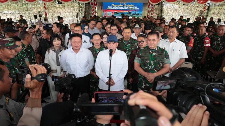 Menteri Nusron Serahkan Sertipikat Tanah untuk Puslatpur TNI AD Terluas se-Asia 1 Menteri Nusron memberi keterangan pers usai penyerahan sertipikat tanah Puslatpur di OKU, Provinsi Sumatera Selatan (Sumsel). (dok. ATR/BPN)