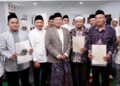 Menteri Nusron serahkan sertipikat redistribusi tanah di Kudus. (dok. ATR/BPN)