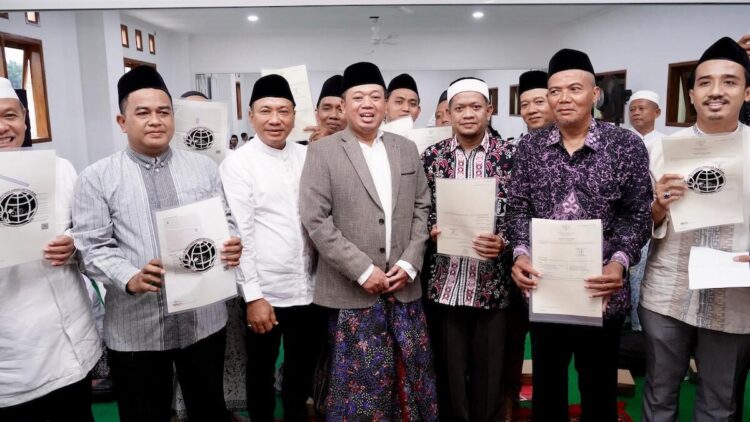 Serahkan Sertipikat di Kudus, Menteri Nusron Tegaskan Pentingnya Redistribusi Tanah 1 Menteri Nusron serahkan sertipikat redistribusi tanah di Kudus. (dok. ATR/BPN)