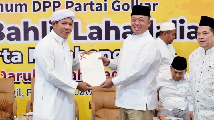 Pimpinan Ponpes Dalwa Apresiasi Kementerian ATR/BPN atas Percepatan Pengurusan Sertifikat Wakaf 1 Menteri Nusron serahkan sertipikat tanah wakaf untuk pesantren di Pasuruan. (dok. ATR/BPN)