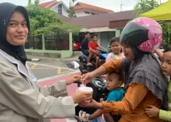 OSIS SMP Negeri 2 Pariaman Bagi-bagi Takjil di Bulan Ramadhan