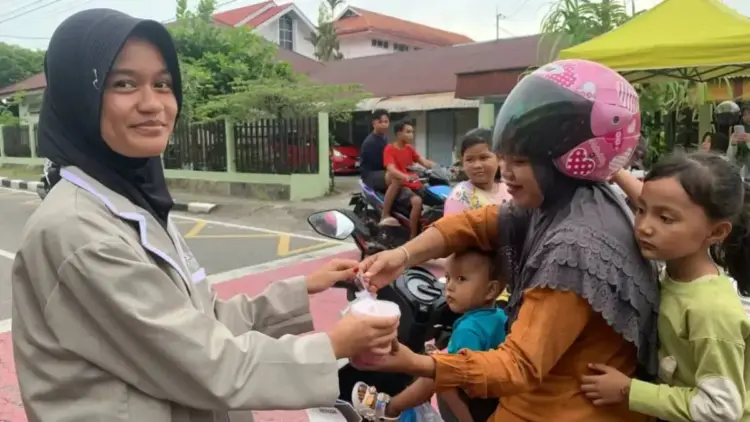 OSIS SMPN 2 Pariaman bagi takjil untuk masyarakat