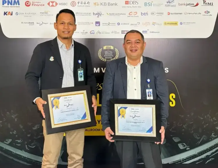 TERIMA PENGHARGAAN-Wakil Pemimpin Divisi Usaha Syariah Bank Nagari, M. Riza Harry Susanto dan Wakil Pemimpin Divisi Dana dan Treasury Bank Nagari, Musa Adi Guna menerima dua Penghargaan 14th Infobank-Isentia Digital Brand Awards.