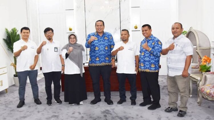 Pemko Pariaman dengan perwakilan dari DJPb Sumbar. (dok. MC Pariaman)