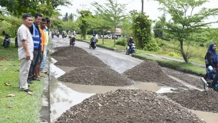 Pemko Pariaman perbaiki jalan berlubang di kawasan Muaro. (dok. MC Pariaman)