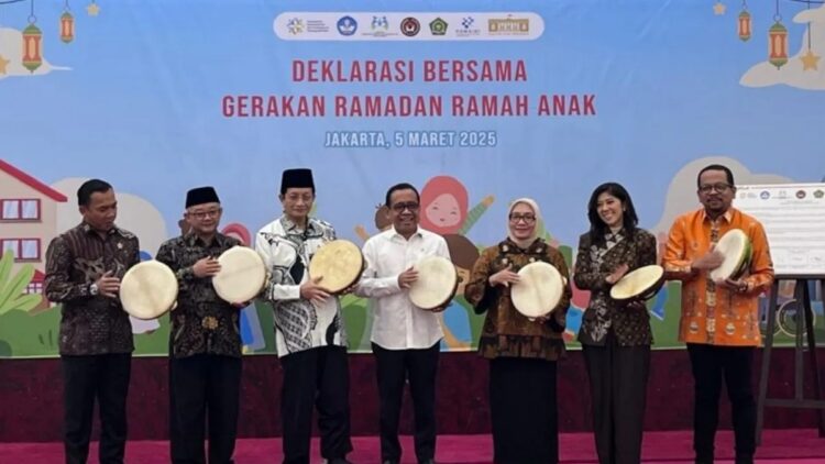 Menteri Komunikasi dan Digital Meutya Hafid (dua kanan) bersama para menteri dan pejabat pemerintah terkait dalam acara "Deklarasi Bersama Gerakan Ramadhan Ramah Anak" di Kantor Kementerian Koordinator Bidang Pembangunan Manusia dan Kebudayaan, Jakarta, Rabu (5/3/2025). (ANTARA/Fathur Rochman)