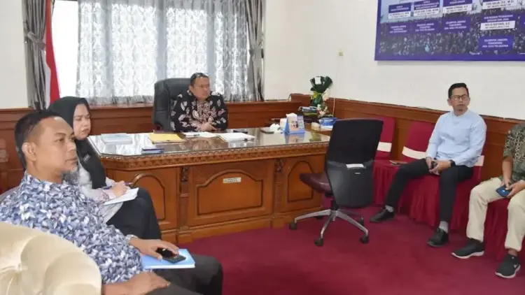 Pemko Pariaman akan Terbitkan SK PPPK Baru Sebelum Oktober 1 Pj Sekdako Pariaman Mursalim bersama jajaran tengah mengikuti zoom meeting terkait SK PPPK. (dok. MC Pariaman)