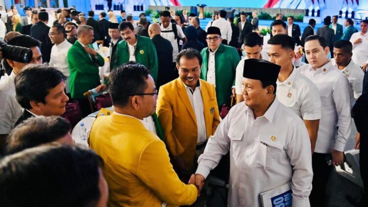 Silaturahmi Presiden dengan Rektor, Sinergi Pemerintah dan Pendidikan Tinggi untuk Masa Depan Bangsa 1 Presiden Prabowo jabat tangan dengan Rektor UNP saat pertemuan dengan semua Rektor PT Negeri dan Swasta di Istana Negara, Kamis lalu. (Foto: Laily Rachev - Biro Pers Sekretariat Presiden)