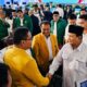 Presiden Prabowo jabat tangan dengan Rektor UNP saat pertemuan dengan semua Rektor PT Negeri dan Swasta di Istana Negara, Kamis lalu. (Foto: Laily Rachev - Biro Pers Sekretariat Presiden)