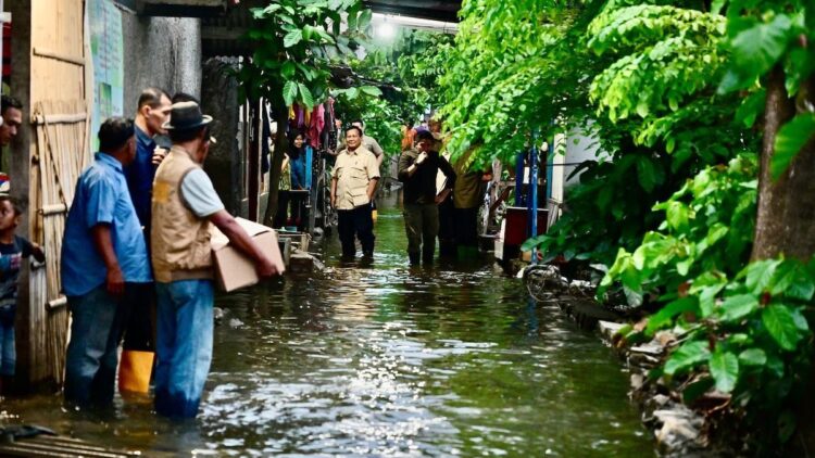 Presiden Prabowo tinjau warga terdampak banjir di Bekasi. (Foto: Rusman - Biro Pers Sekretariat Presiden)