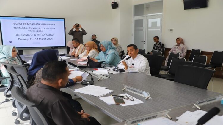 DPRD Padang Bahas LKPj Wali Kota 2024, Soroti Kinerja OPD dan Program Kesejahteraan Masyarakat 1 Rapat pembahasan Pansus tentang LKPj Wali Kota Padang Tahun 2024 bersama OPD mitra kerja, 11-14 Maret 2025. (Foto: Ist)
