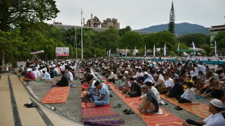 Salat Idulfitri di Plaza Semen Padang, Momentum Kebersamaan dan Kembali ke Fitrah 1 Salat Idulfitri di halaman Plaza Semen Padang. (dok. Humas)
